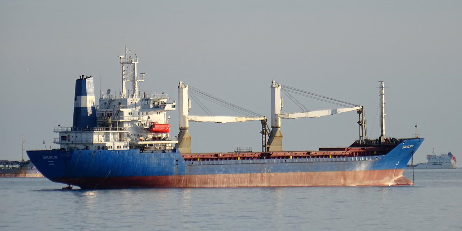 После крушения судна в Аравийском море пропало 13 моряков