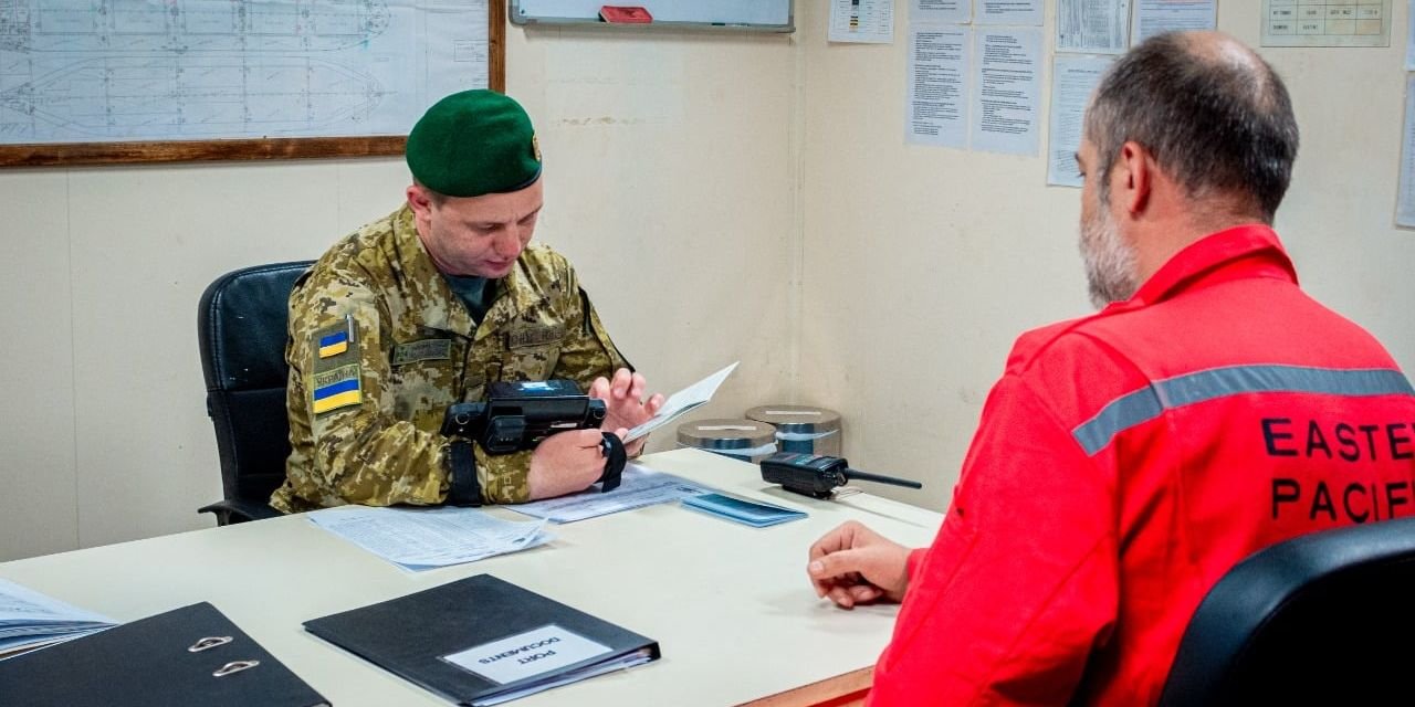 Украина не пропустила 12 моряков, которые показали в «Южном» крымские «российские» документы