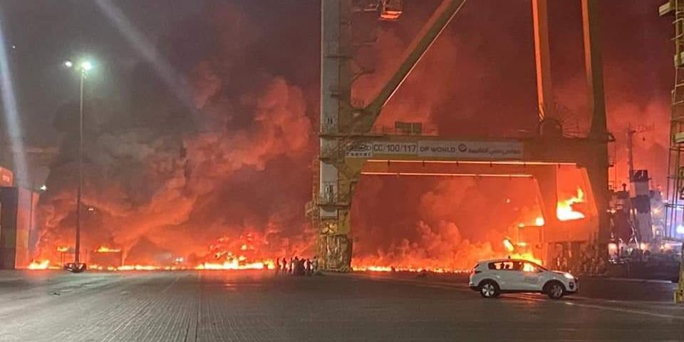 В порту ОАЭ взорвалось торговое судно