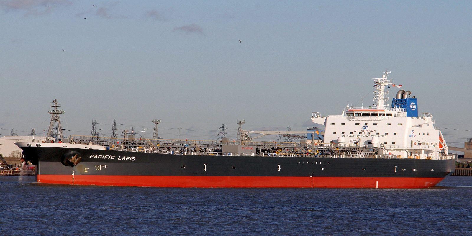 Двое моряков убиты в результате атаки на танкер