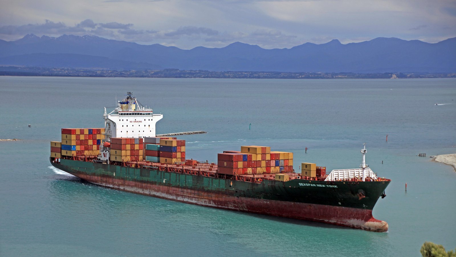 Суда стали грабить, а моряков в это время пытаются ранить