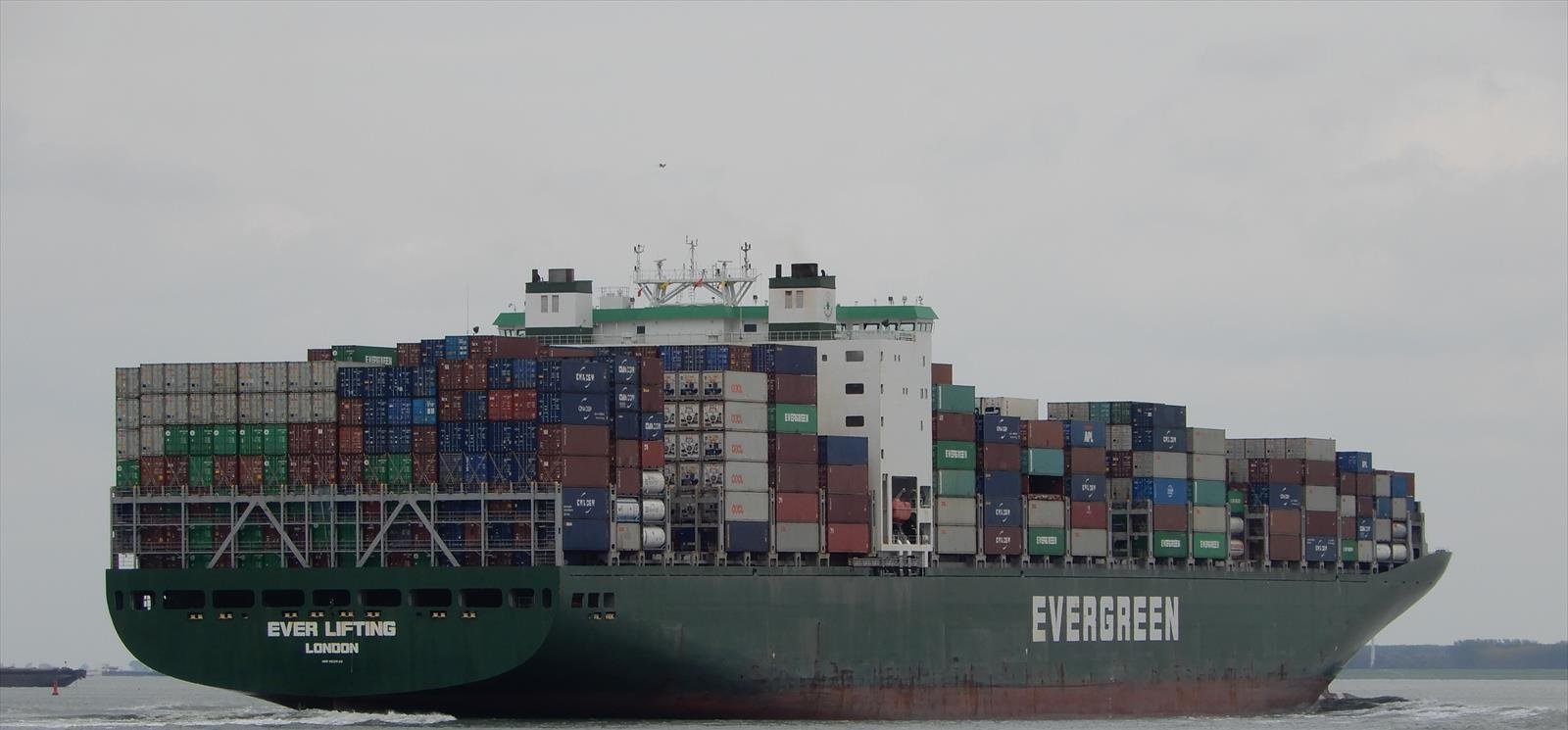 Выпавшего за борт контейнеровоза EVER LIFTING моряка ищут «всем миром»