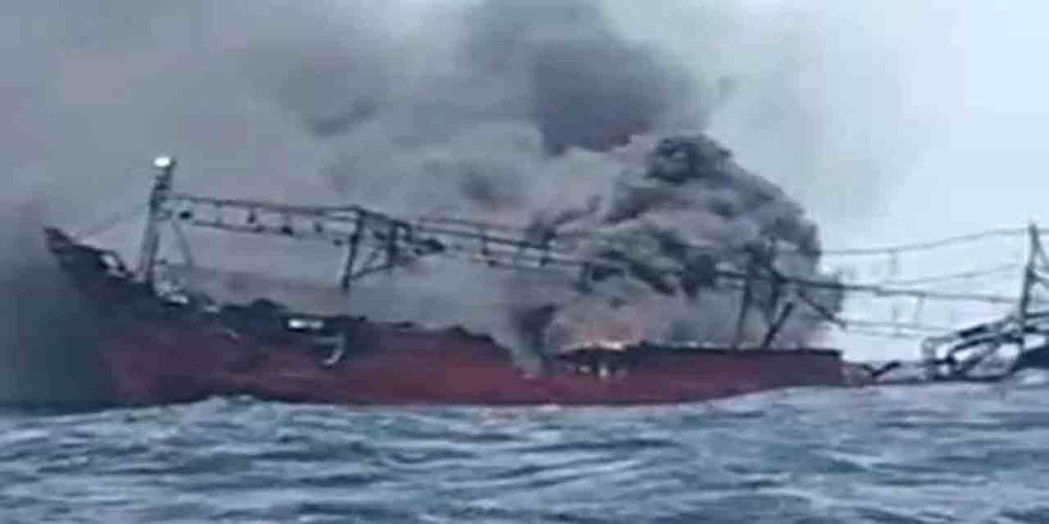 Моряки прыгали за борт с горящего судна: 5 спаслись, 2 погибли, остальные — пропали