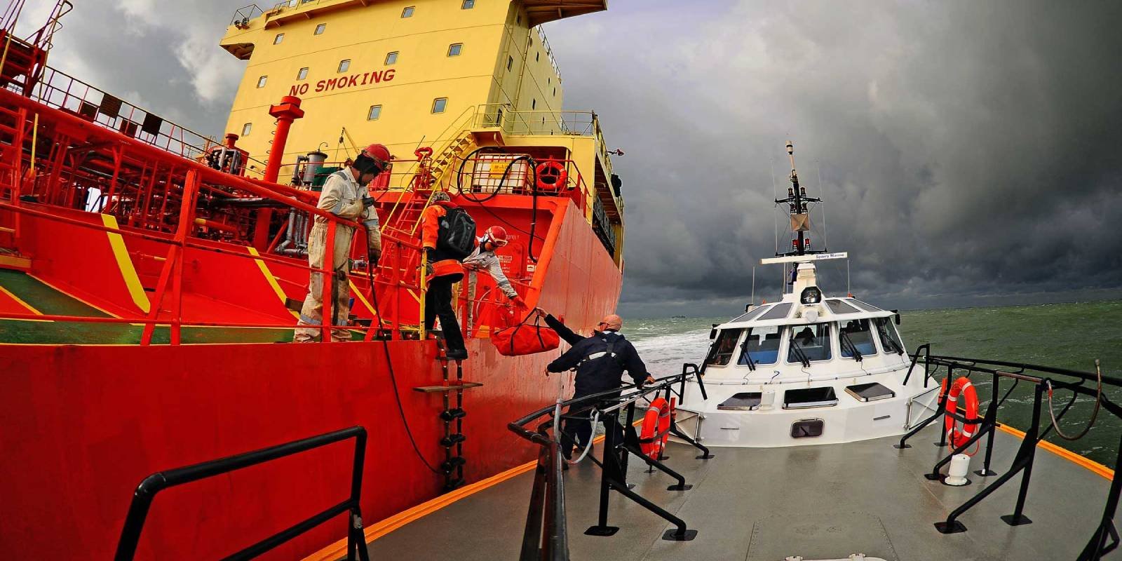 На землю — ни ногой: сходят ли моряки на берег в пандемию?