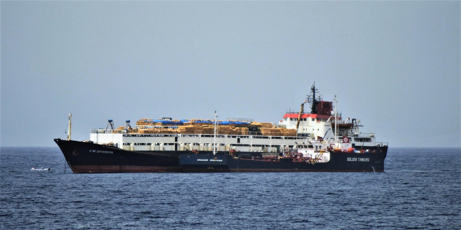 Один человек погиб и двое потеряли сознание, надышавшись газом на борту судна