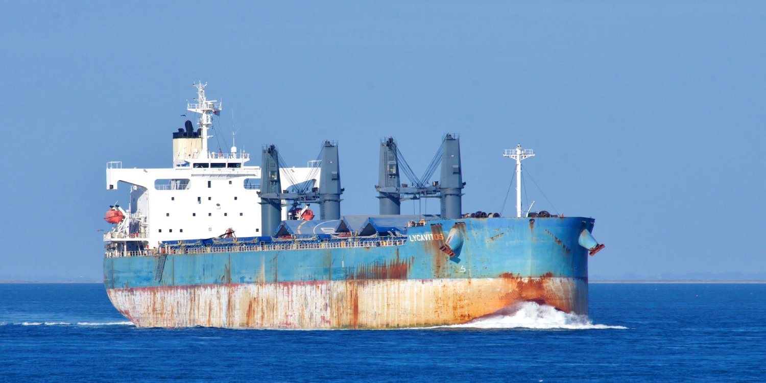 В Гвинейском заливе пираты атаковали балкер