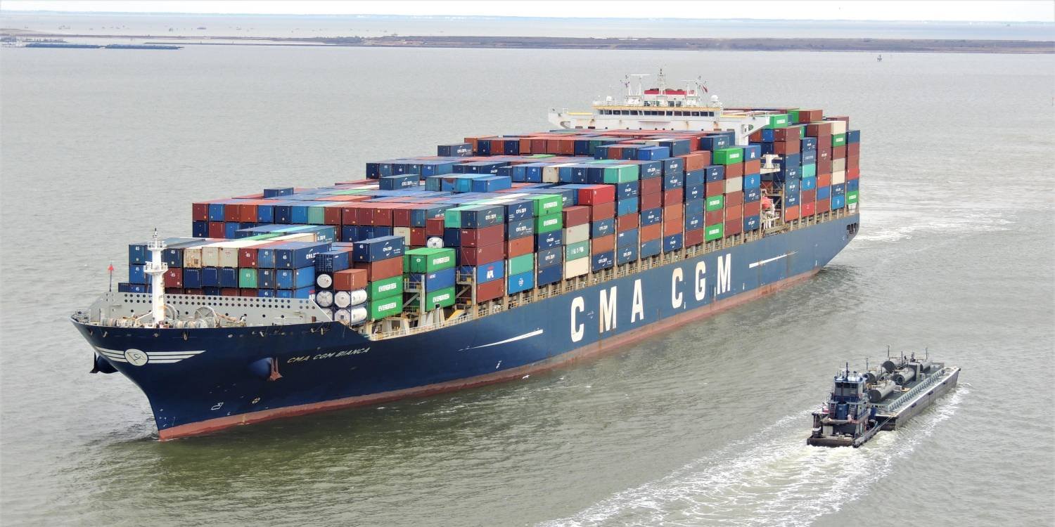 Внезапный ветер оторвал контейнеровоз от пирса на миллионы USD убытков