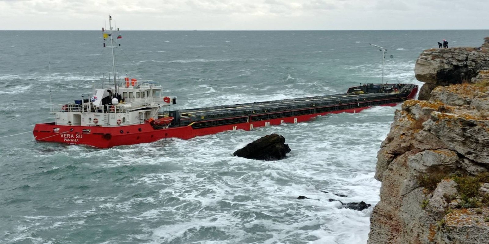Аварийный сухогруз спасти не могут, а его капитану с помощником отказали в освобождении
