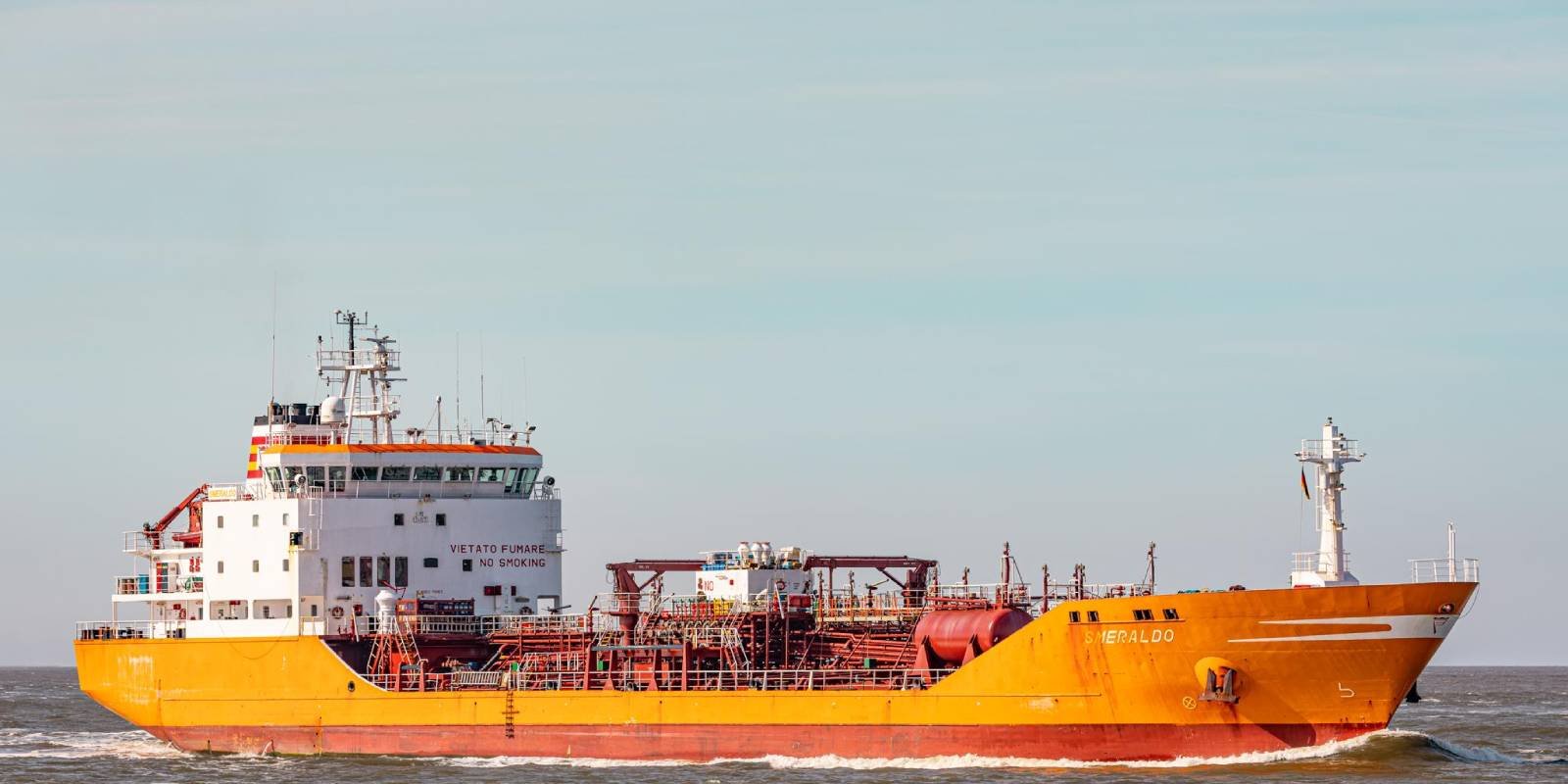 Маневрирующий сухогруз врезался в стоящий танкер