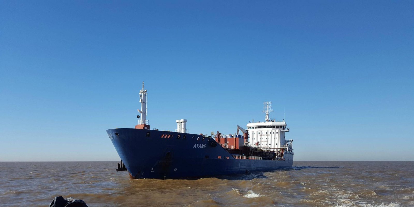 На танкере третий помощник застрелил капитана и старпома