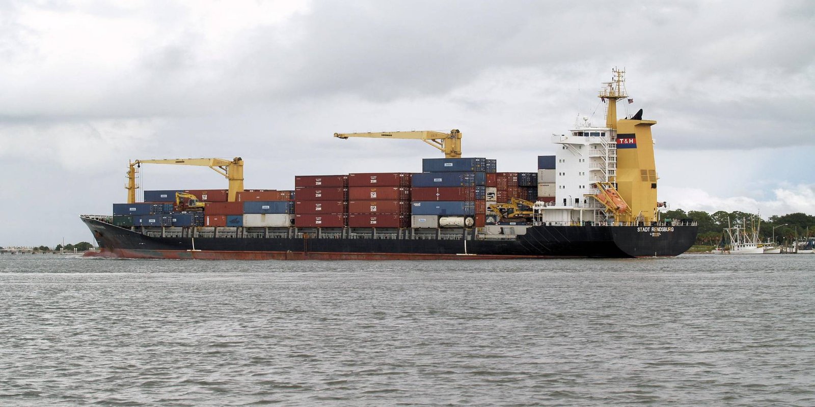 Матрос лишился пальца, выполняя не свою работу по креплению контейнера