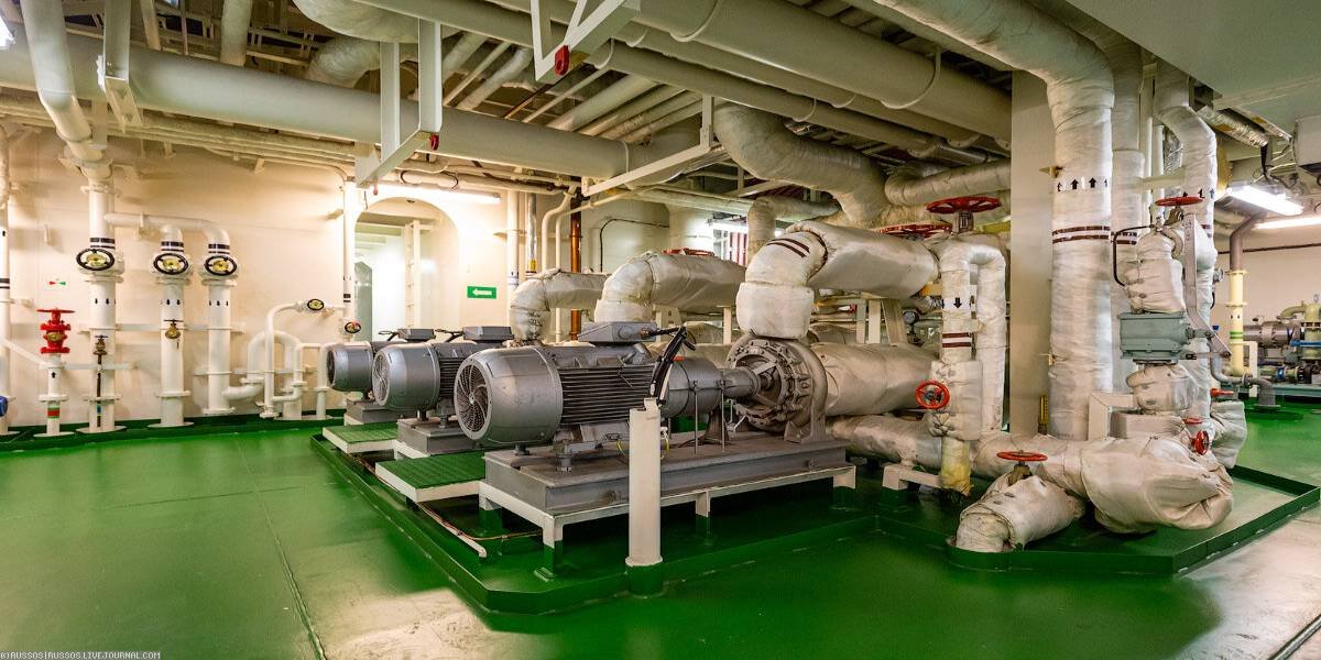 Падение моряков в машинном отделении — частое явление