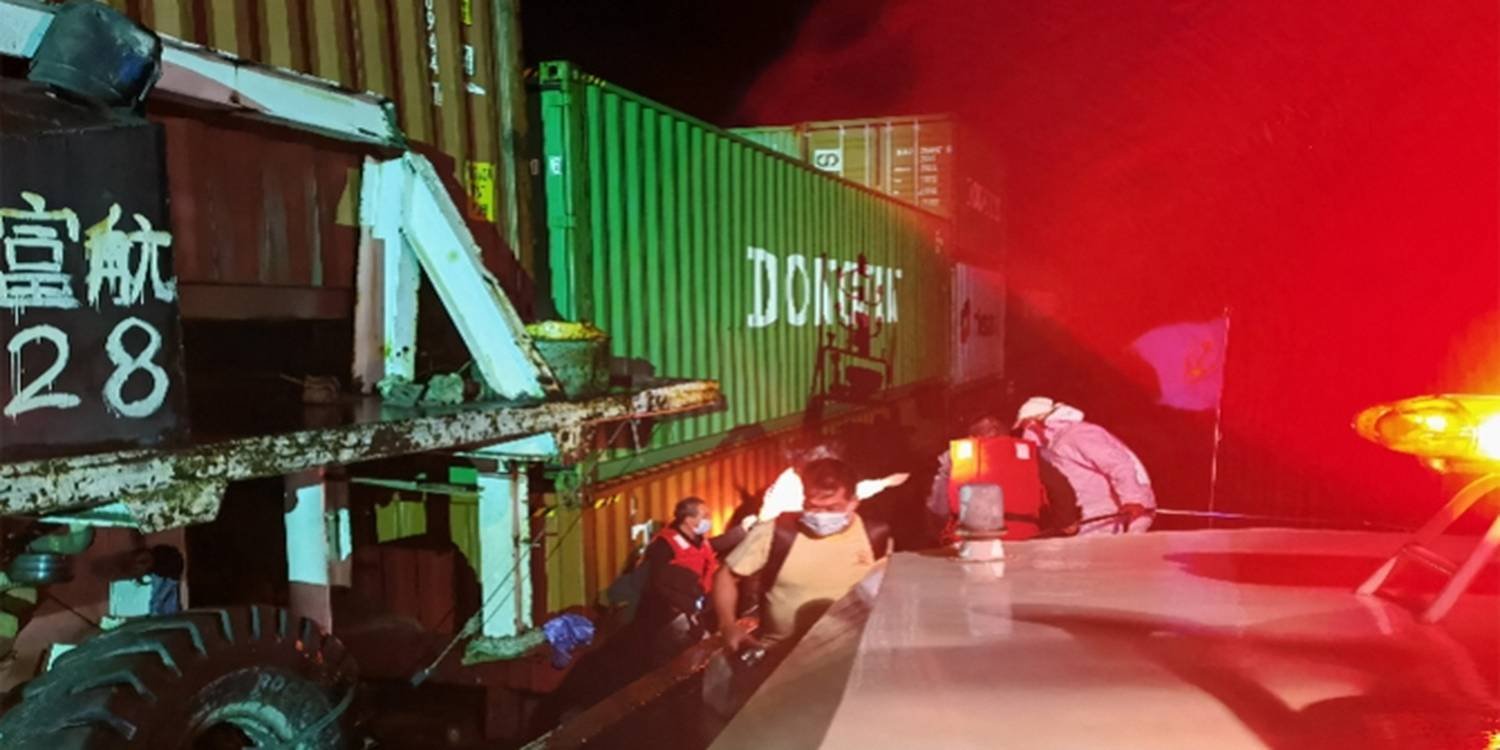 У берегов Гонконга затонуло судно, а его 70 контейнеров остались на плаву