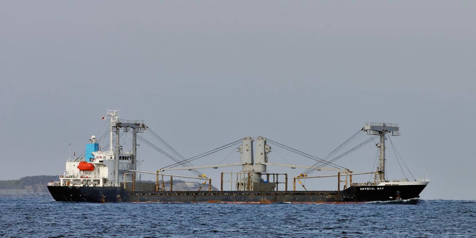 Моряка смыло волной за борт до того, как судно затонуло