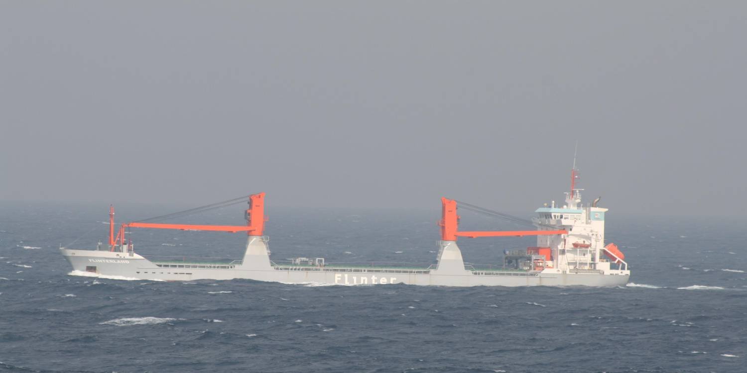 Судно едва не врезалось в берег — там капитан с подчинёнными были пьяны