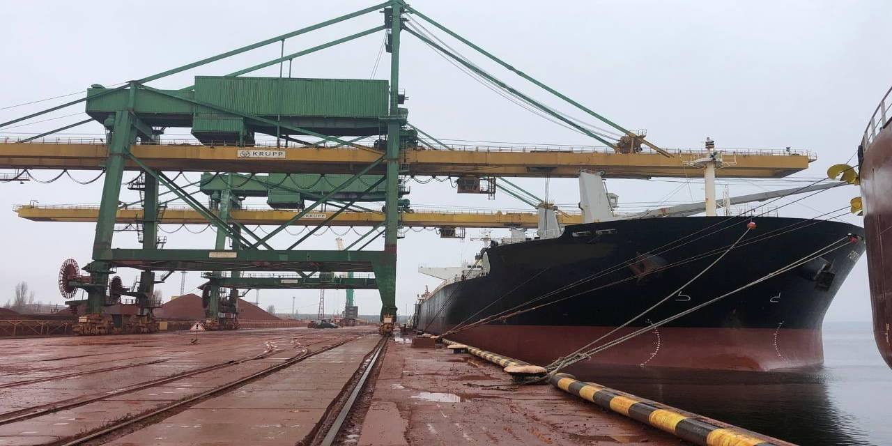 Украинские таможенники изъяли с иностранного судна товары и деньги, которые неправильно лежали