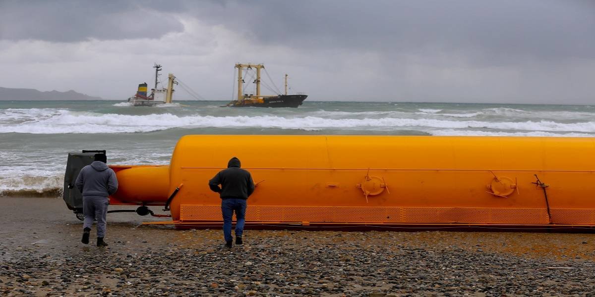 Экипаж спасли за минуты до гибели разбитого на две части судна