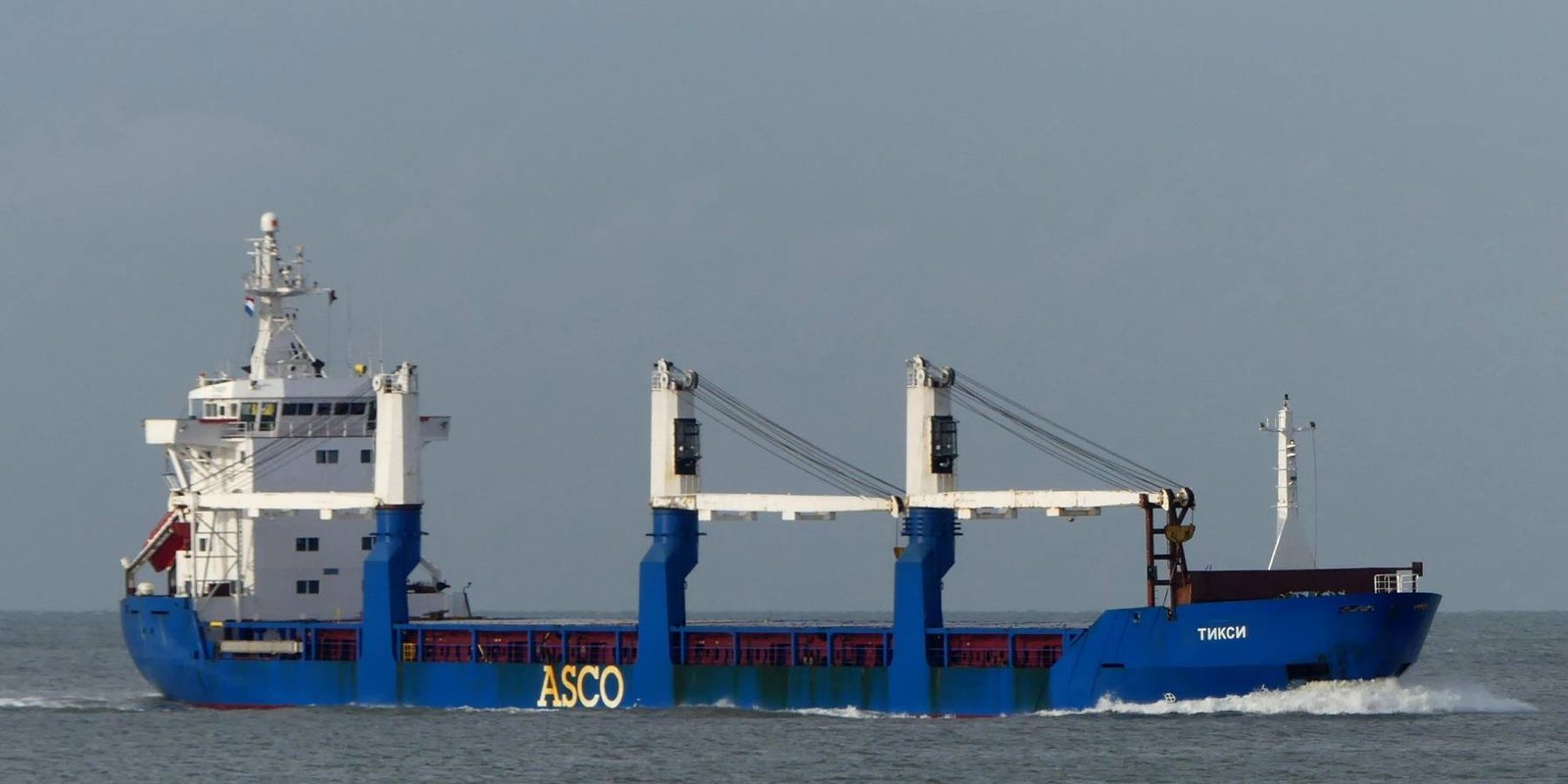 Контейнер сорвало штормом и он упал на боцмана