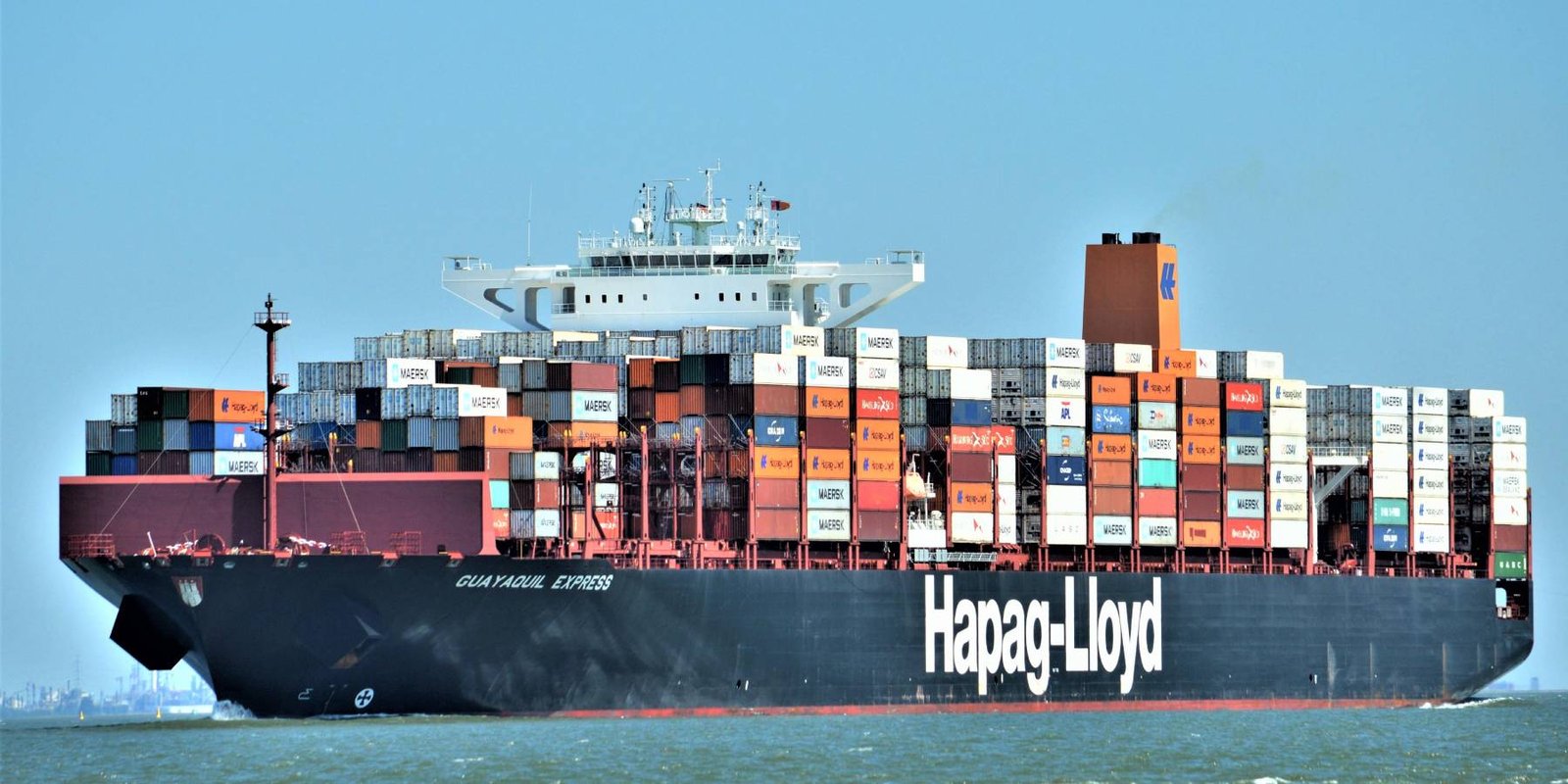 Контейнеровоз со всем экипажем — на карантине из-за одного COVID-положительного