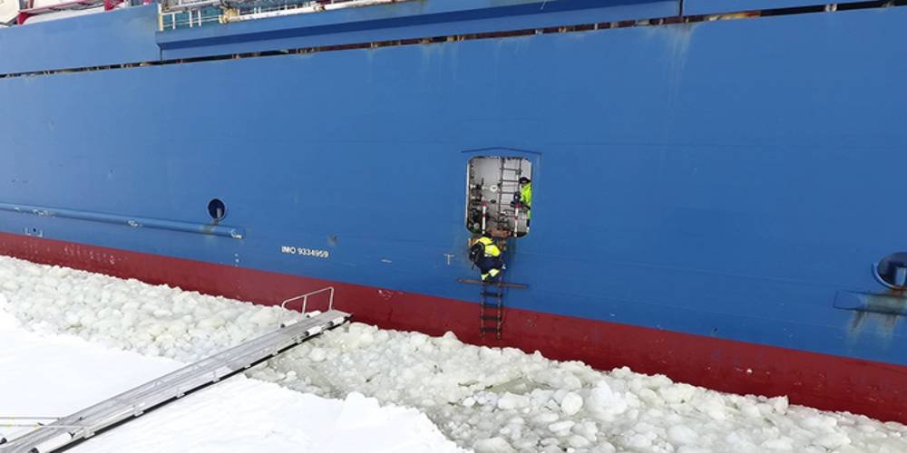 Лоцман с льдины запрыгнул на движущееся судно: трюк ещё тот! (ВИДЕО)