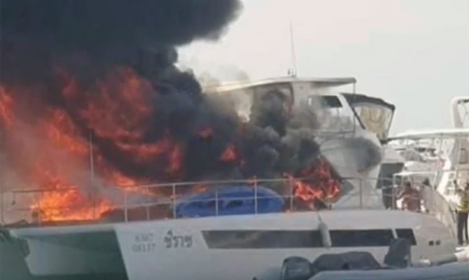 Одновременно в разных частях мира сгорело два роскошных судна (ВИДЕО)