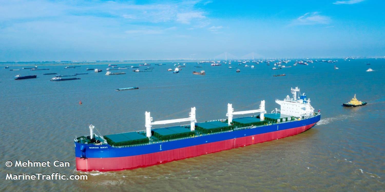 На турецком судне 10 человек отравились неизвестным веществом