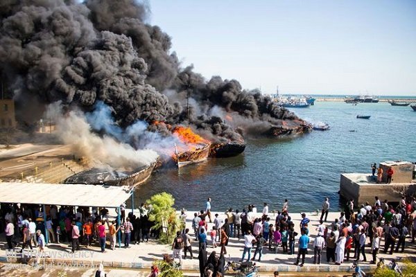 Семь судов одновременно загорелись в порту Ирана