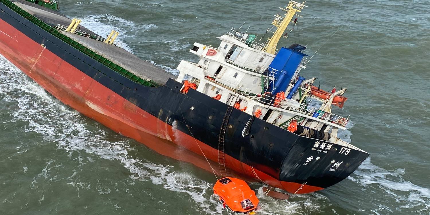 Судно с 12 моряками на борту перевернулось в Жёлтом море