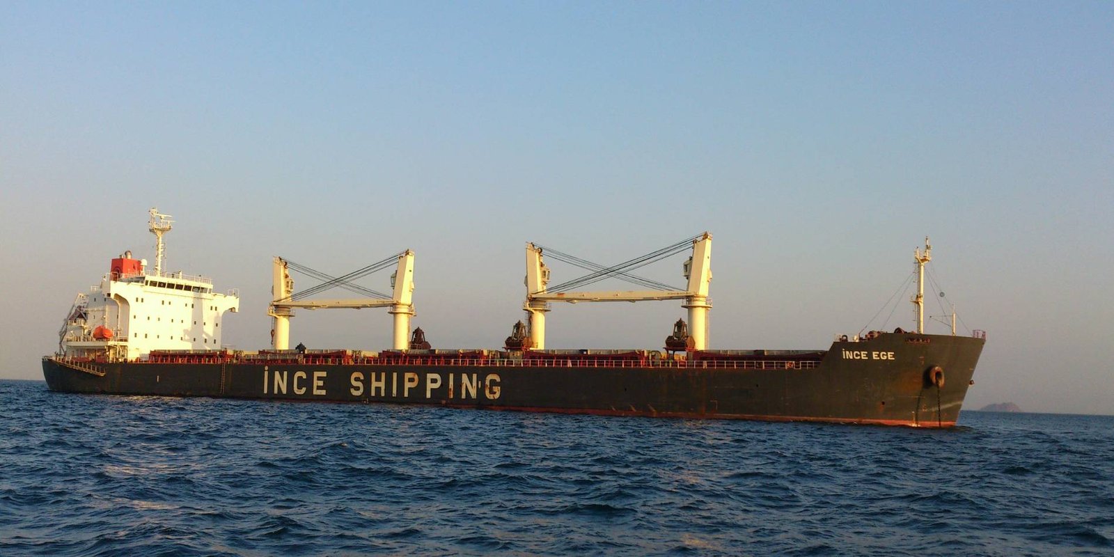 Упавшего за борт старпома спасли через 45 минут, но реанимировать не смогли