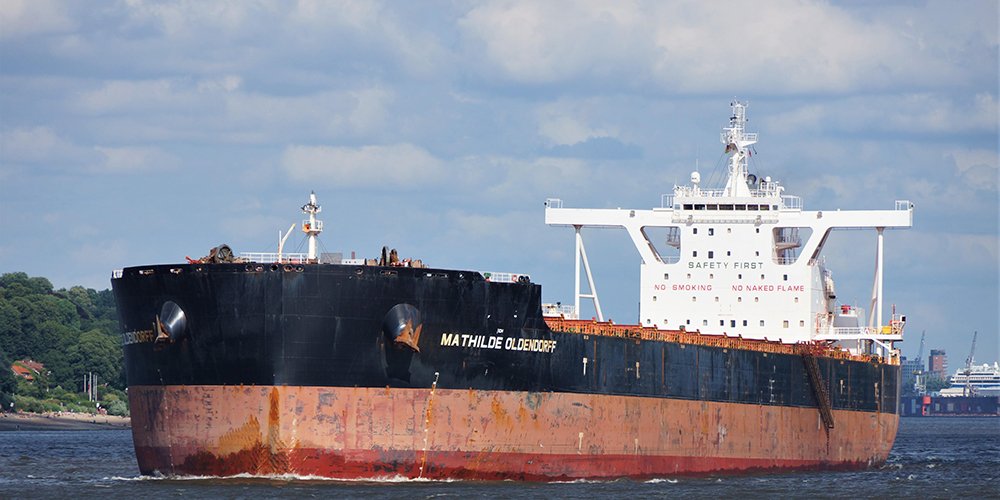 Упавший на пирс капитан погиб, потому что коллегам запретили оказать ему помощь?