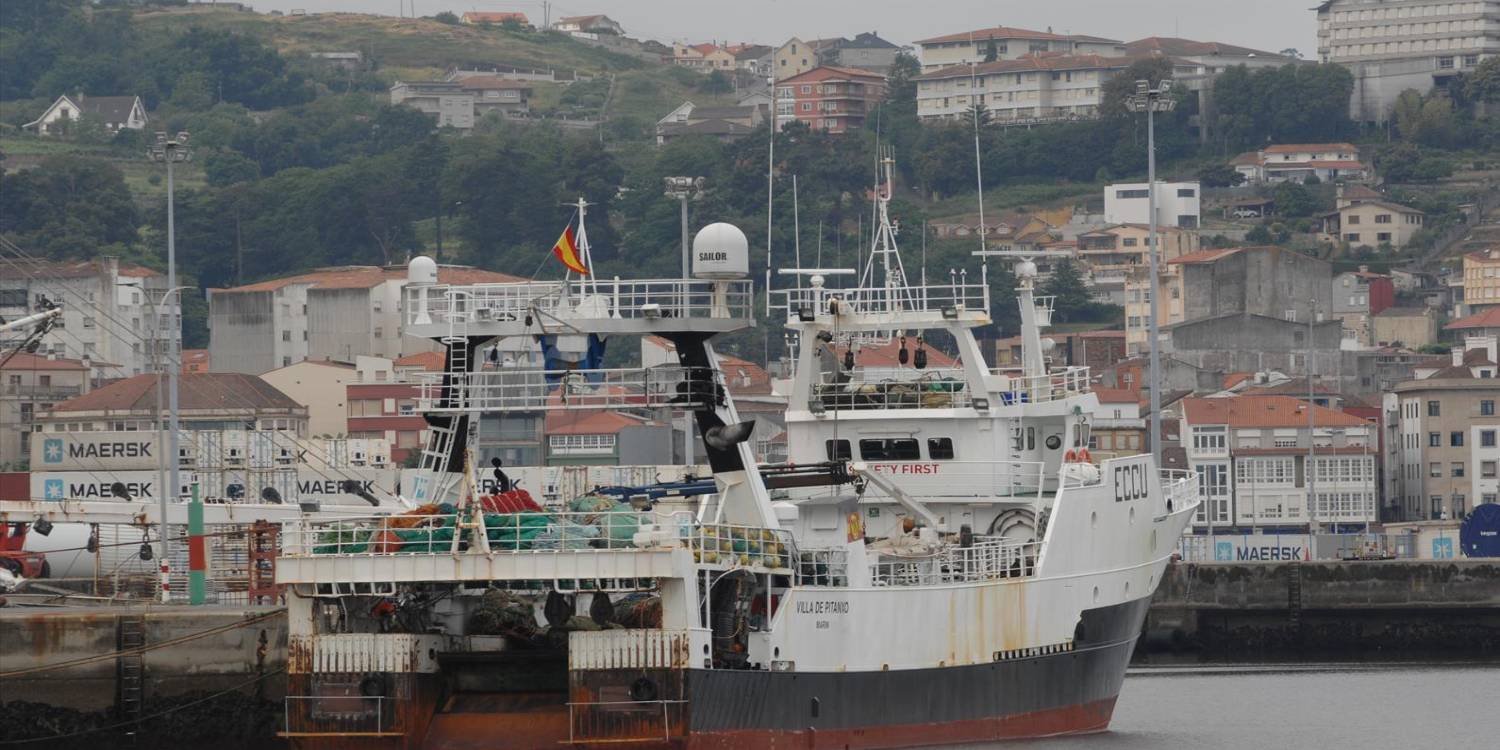 В результате крушения судна у берегов Канады 3 моряков спасены и 10 погибли