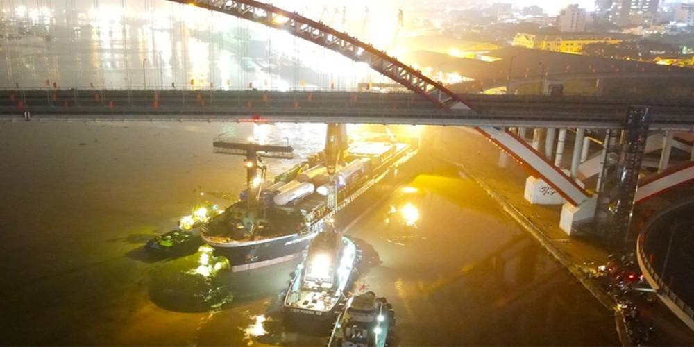 Под автомобильным мостом во Вьетнаме застрял сухогруз