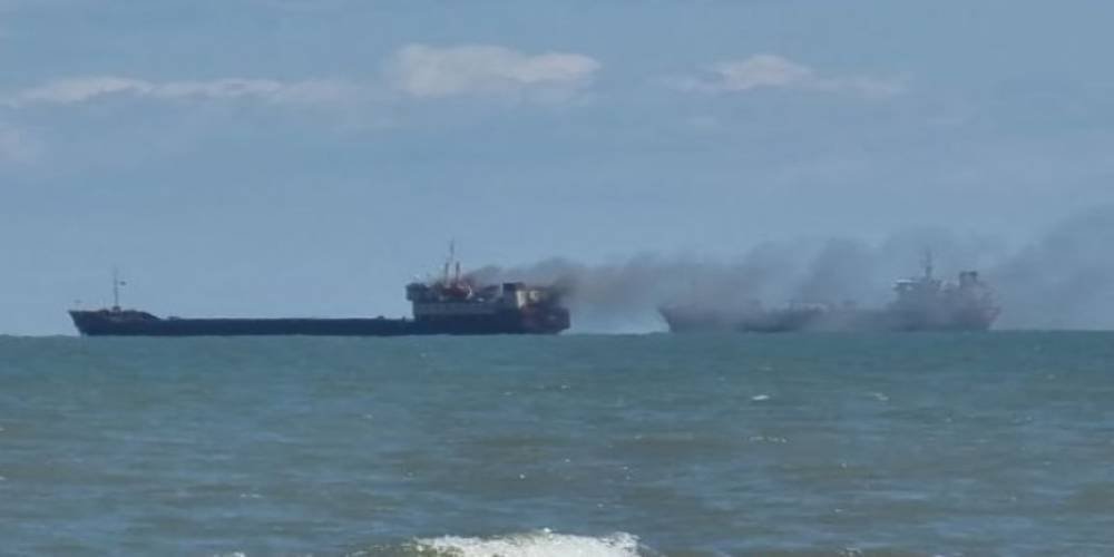 На горящем в Азовском море судне погиб моряк