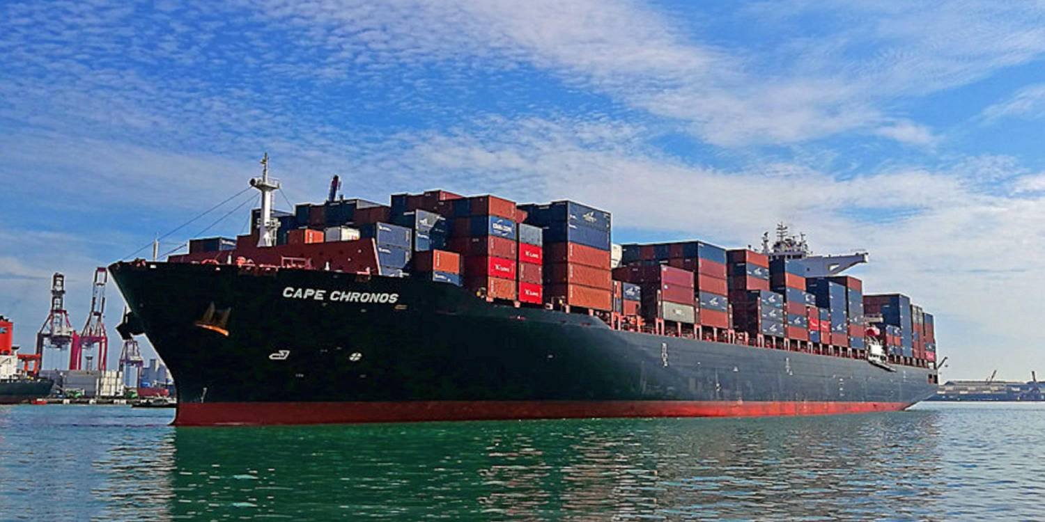 Трое моряков одновременно и внезапно выпрыгнули за борт контейнеровоза